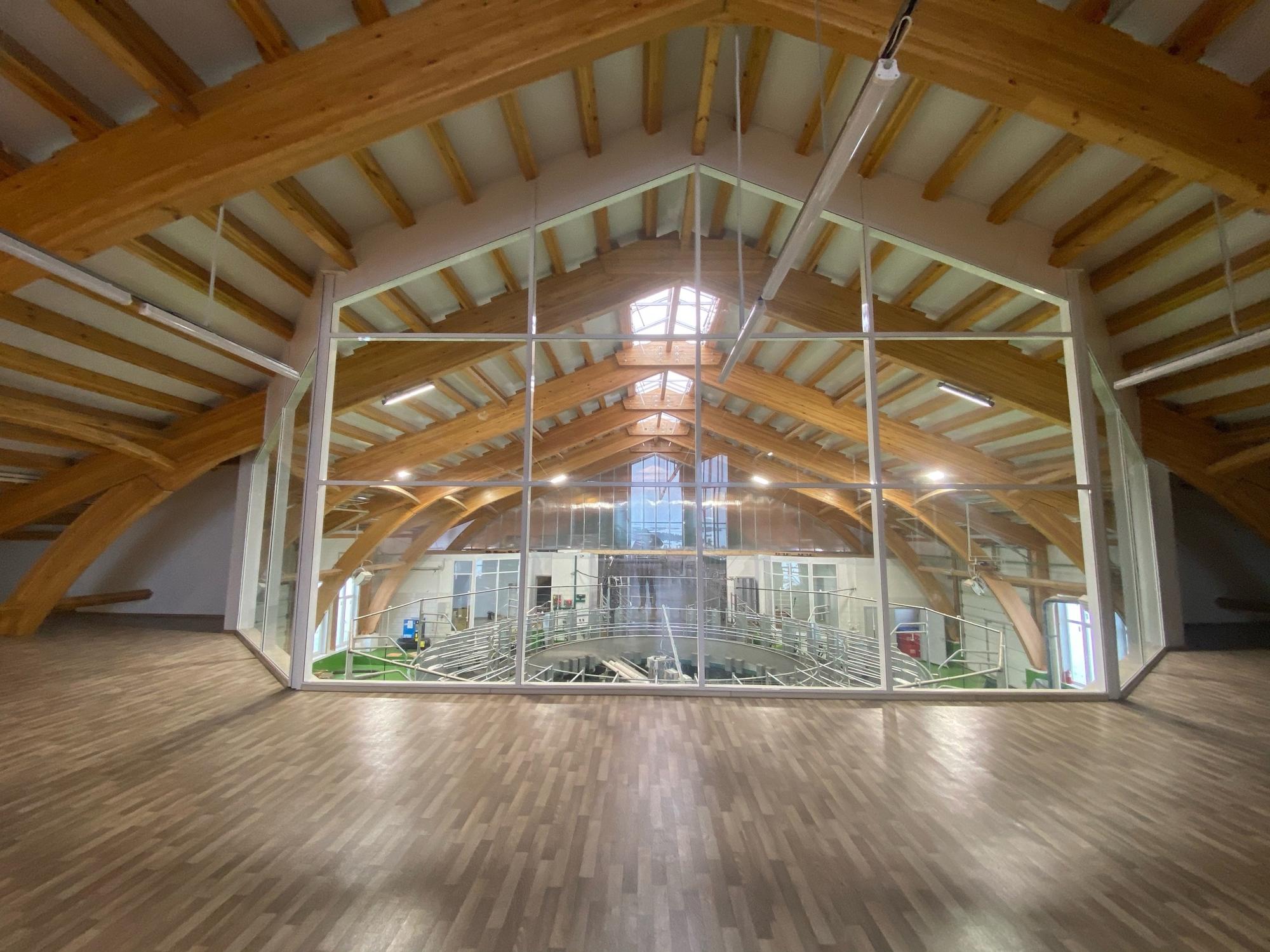 Glulam cattle barn